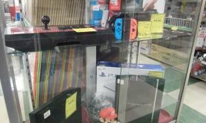 この冬はコレ！？話題の人気ゲーム機！ニンテンドースイッチ、プレイステーション４入荷！